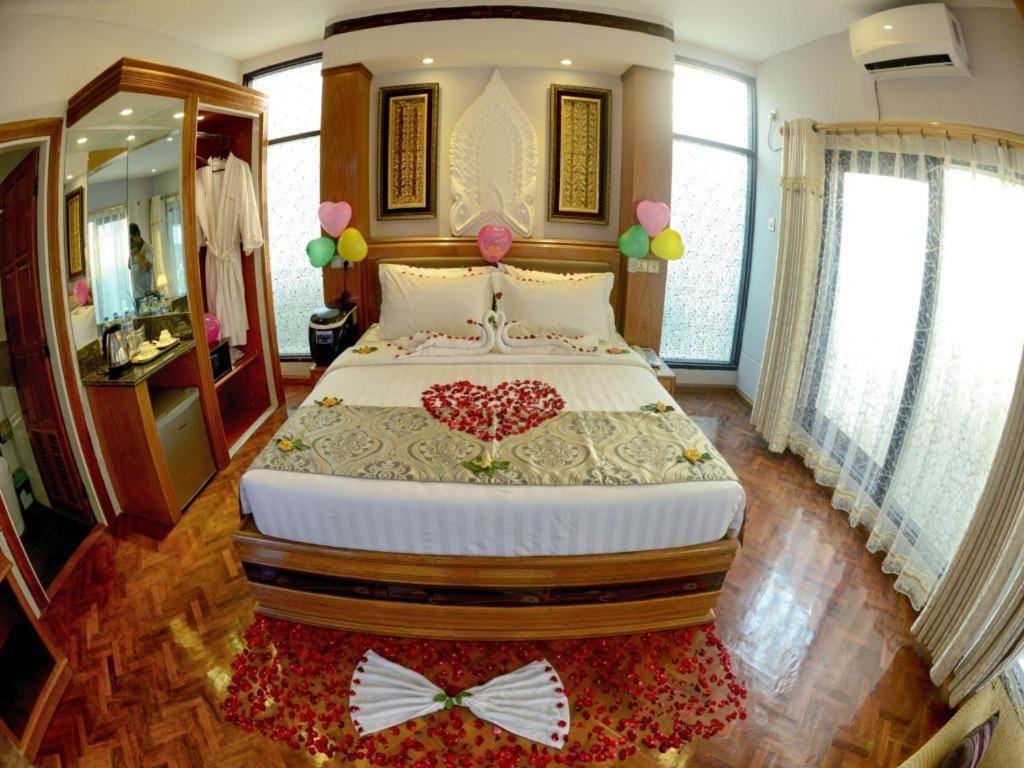 Shwe Taung Tan Hotel - Lake View Monywa Eksteriør billede
